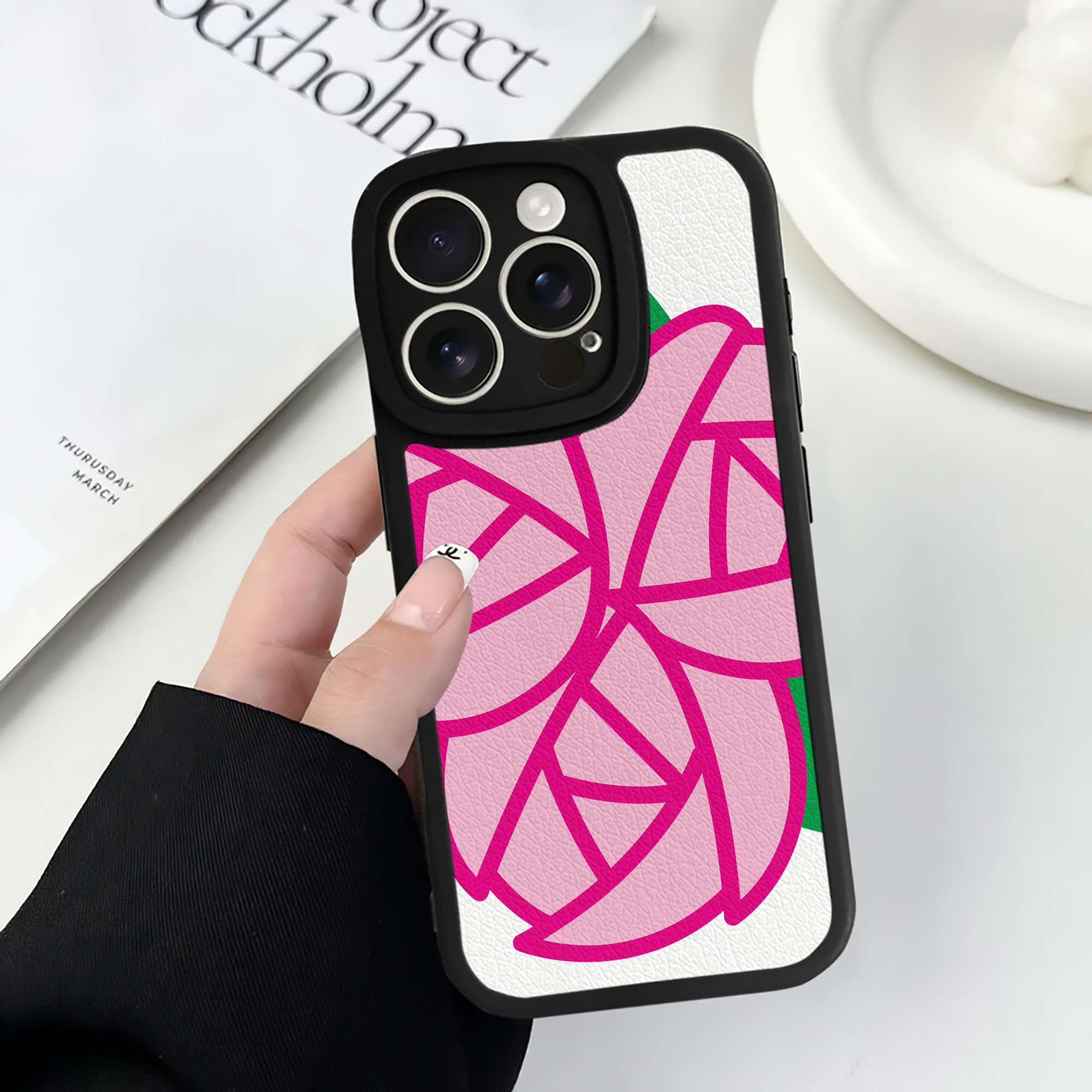 （画像用） Hello Kitty ハローキティ 【iPhone 16シリーズ対応】シリコンスマホケース（レザー調） 材質：シリコン